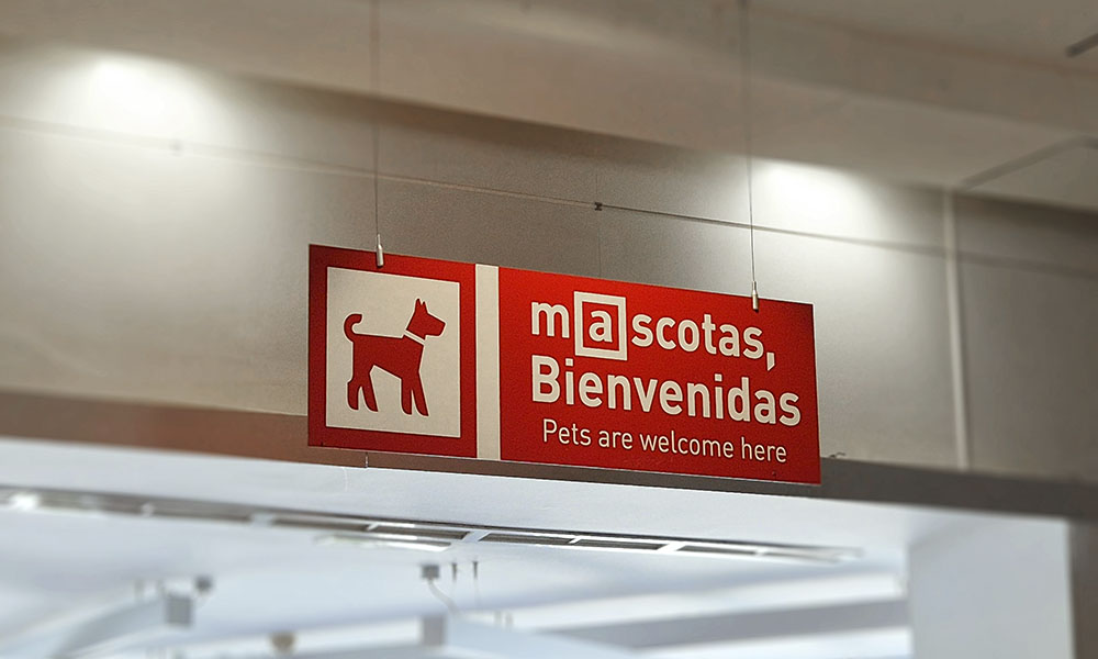 Cartel con el texto "Mascotas Bienvenidas" dentro de un área de servicio Abades Áreas