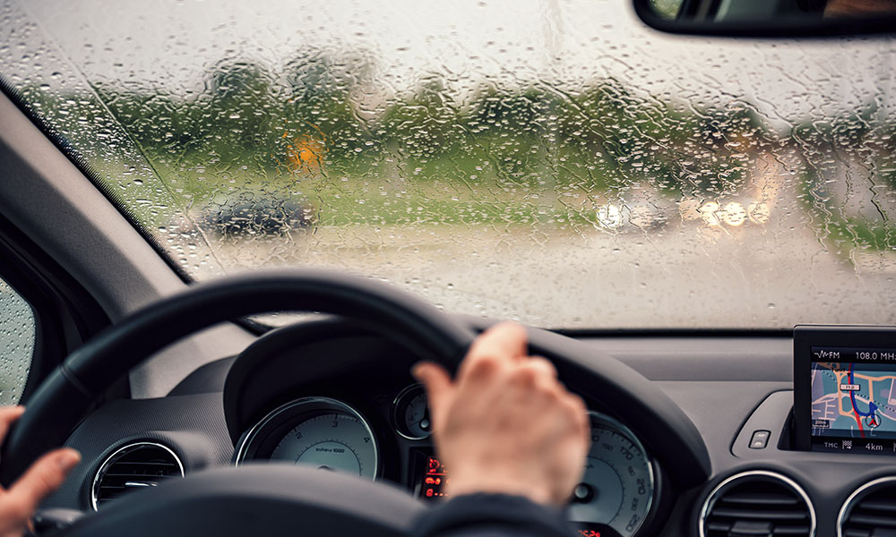 Imagen del salpicadero de un coche conduciendo con lluvia