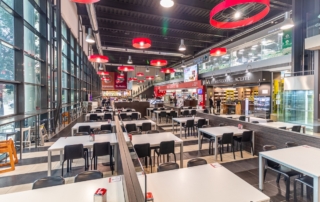 zona para comer en el área de servicio Abades Puerta Andalucía ubicada en la autovía a4