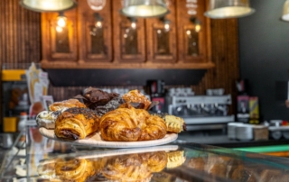 Cañas, magdalenas, palmeras, donuts, croisant y todo tipo de bollería en el área de servicio Abades Puerta Andalucía