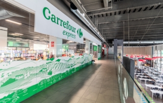 Entrada a carrefour express en el interior del área de servicio Abades Puerta Andalucía