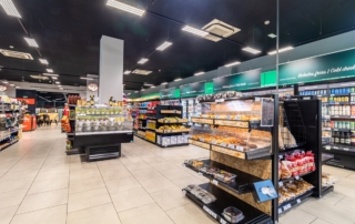 Interior del supermercado carrefour express ubicado en abades puerta andalucía