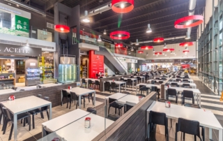 Mesas para comer en el área de servicio Abades Puerta Andalucía situada en la autovía A4 (carretera de Andalucía)