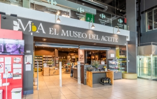Entrada al museo del aceite de oliva en autovía A4 donde encontrar y comprar muchas variedades de aceite de oliva virgen extra