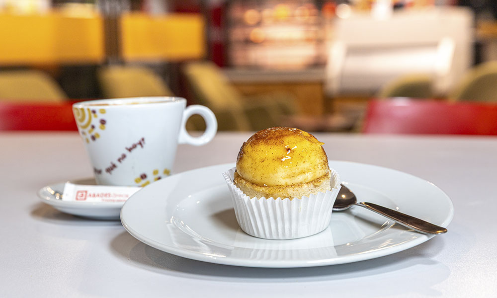 Pionono de Santa fe listo para comer junto a café