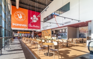 Cafetería Tim Hortons junto a Popeyes en la autovía A4, en Santa Elena, Jaén