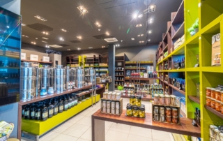 Estanterías con botellas de aceite de oliva virgen extra listos para comprar y llevar