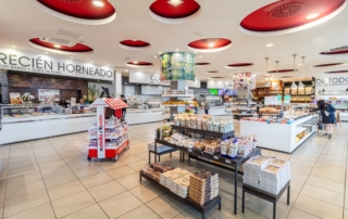 Recien horenado en el interior del Self Service donde se aprecian dulces y productos para comprar y comer