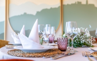 Mesa preparada para celebración de evento particular en Alcalá de los Gazules 