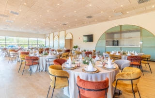 Mesas y sillas del salón de eventos que se encuentra en el interior de Abades Alcalá de los Gazules