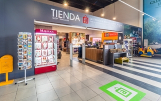 Acceso a tienda en el área de servicio Abades Puerta Andalucía