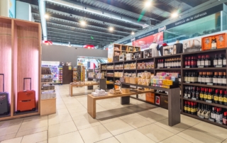 estantería de una tienda con vinos, chocolates, dulces, productos típicos para comprar durante el viaje por la autovía A4