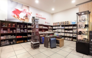 Tienda Abades con maletas, souvenirs y recuerdos de viaje