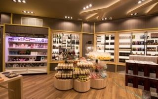 Tienda Abades con vinos, conservas, embutidos, miel, caramelos y mucho más