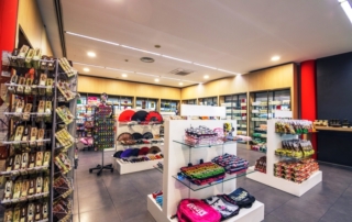 Tienda abades con abanicos, bolsos, llaveros y otros productos