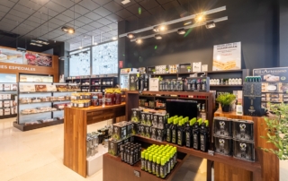 Aceite de oliva y productos típicos listos para comprar en área de descanso Bailén