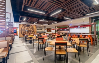 Mesas para comer en el interior de Burger King Bailén