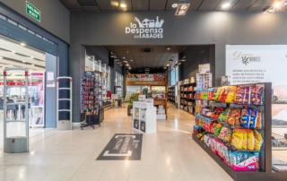 Estantería con snacks, patatas fritas, 