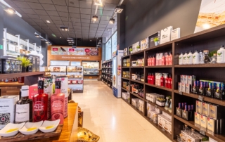 Aceite de oliva de diferentes marcas y variedades, vino, dulces y muchos productos para comprar en tu viaje por la autovía A4