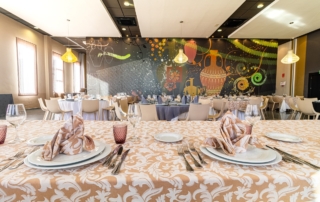 Salón de eventos con diferentes mantelerias para celebración de bodas en Bailén