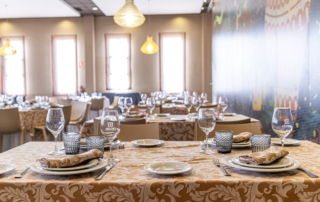 Salón de eventos con mesas cuadradas en Bailén