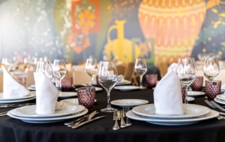 Montaje de mesa para celebraciones y bodas en salón de eventos de Abades Bailén