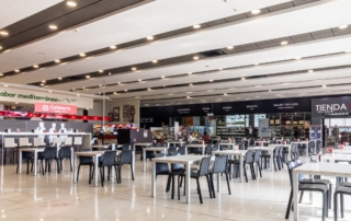 Mesas para comer en el área de servicio de Abades Bailén situada en la autovía A4