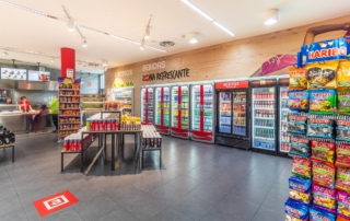 Neveras con bebidas frías en el área de servicio Abades Lodares