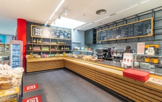 Cafetería y pastelería con productos listos para comer