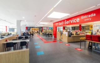 Entrada a Self Service para coger la comida tu mismo en el área de servicio Abades Lodares
