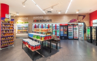 Snacks, patatas fritas y frutos secos frente a la zona de bebidas refrescantes en Abades Lodares
