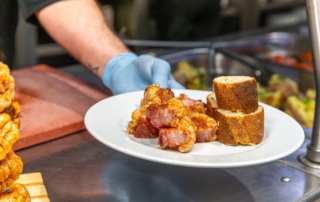 Plato de Torrezno de Soria con pan listo para comer