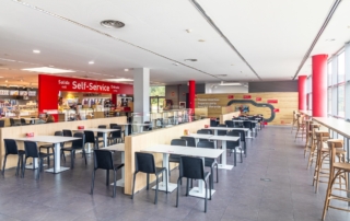 Mesas para comer en el área de servicio Abades Lodares ubicada en Soria