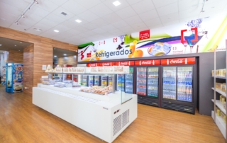 Zona de autoservicio de bebidas y bocadillos en Abades Mérida