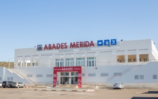 Exterior del edificio del área de servicio Abades Mérida en la autovía A5