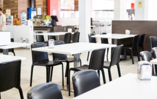 Mesas para comer en el área de servicio Abades Mérida