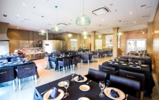 Visa superior del restaurante Abades Mérida donde se observan mesas, sillas, cubertería, vajilla