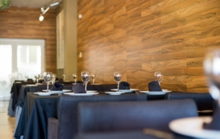 Mesas del salón del restaurante Abades Mérida listas para comer