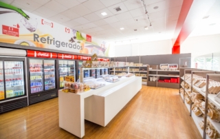 Zona de dulces y pastelería junto a las bebidas frías en área de servicio Abades Méridaa