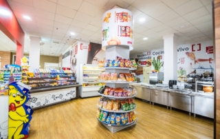 Zona de snacks en Mérida donde se muestran bolsas de patatas fritas, chocolatinas, dulces, etc