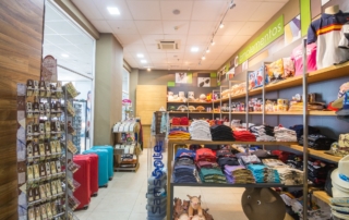 Tienda de regalos y souvenirs en Mérida donde se aprecian camisetas, maletas, tazas, estampas y muchos más productos para comprar y regalar