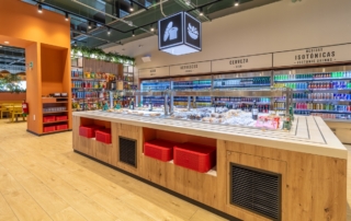 Bocadillos y ensaladas listos para coger frente a bebidas frías