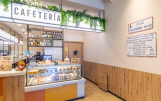 Cafetería del área Alcalá de los Gazules junto a una placa que pone "Calle Alejandro Sanz"