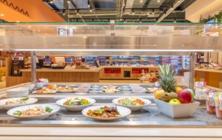 Ensaladas lista para comer expuestas en una vitrina de frío