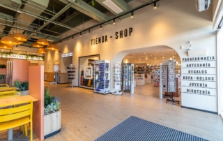 Tienda de regalos en Abades Alcalá de los Gazules con productos de artesanía, bolsos, ropa, joyería, regalos, etc.