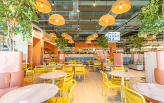 Mesas para comer en el interior del área de servicio de Alcalá de los Gazules 