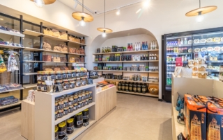 Miel, bolsos, queso, vino, camisetas y muchos más regalos para comprar en tu viaje por la autovía a381