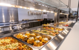 Bandejas de pescado, pasta, carne, patatas, verdura lista para coger y comer