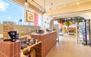 Interior de tienda en Abades Alcalá de los Gazules donde se ven algunos productos junto a mostrador de la tienda