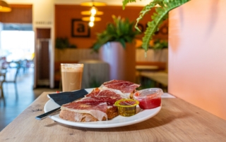 Tostada de jamón, con aceite de oliva, tomate y café en Abades Alcalá de los Gazules
